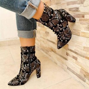 Botín largo diseño de víbora con estoperoles