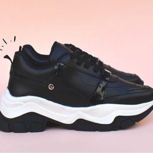 Tenis negro de vinipiel