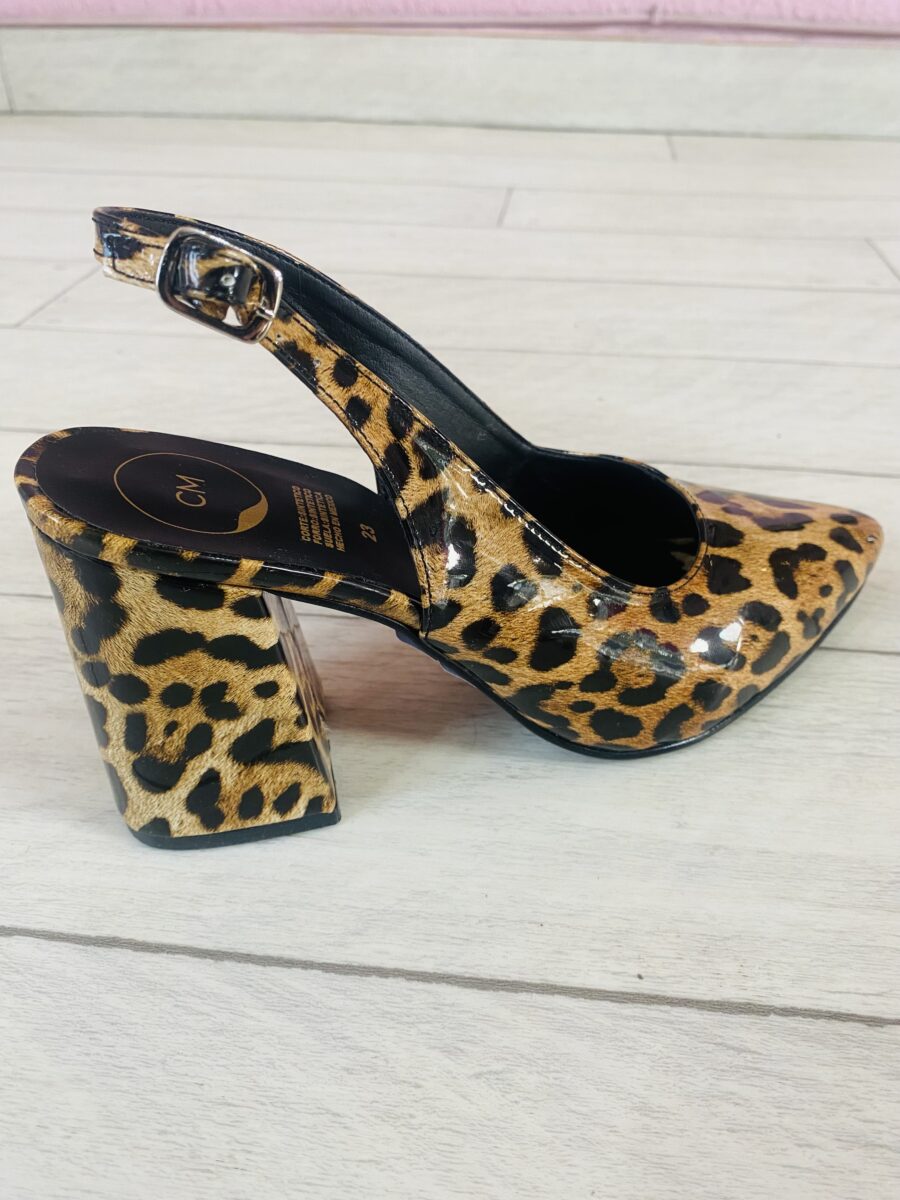 Zapatilla tacón cuadrado, diseño leopardo. - Imagen 2