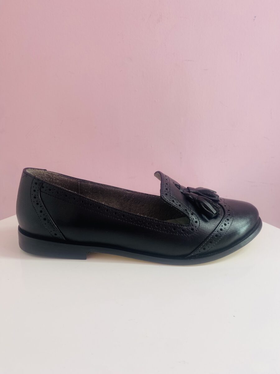 Mocasín negro de piel con borlas - Imagen 2