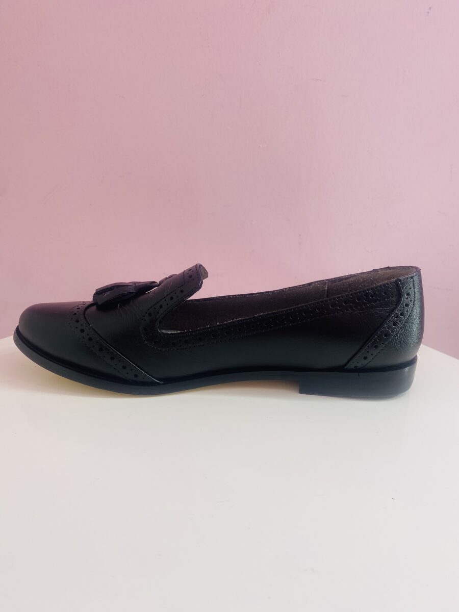 Mocasín negro de piel con borlas - Imagen 4