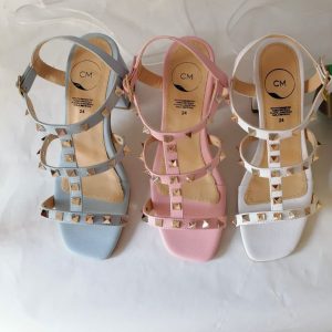 Zapatilla con tiras de piel y estoperoles