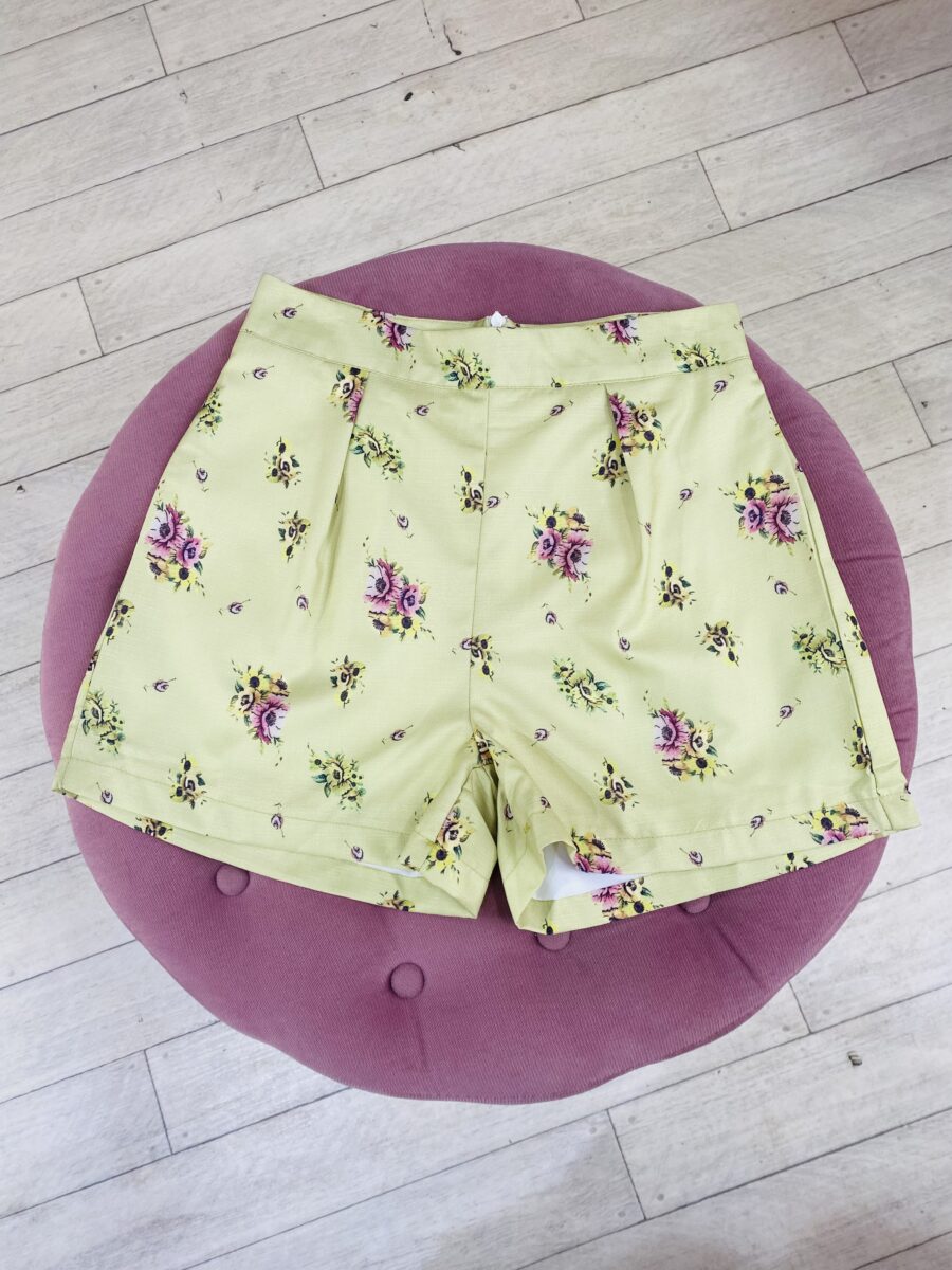 Short pistache con diseño de flores