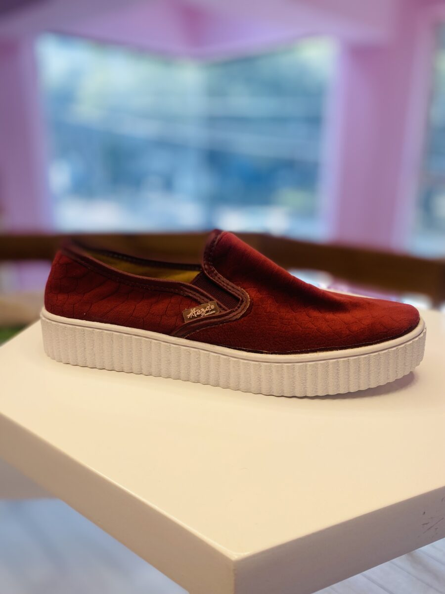 Tenis Slip on, de gamuza diseño de víbora