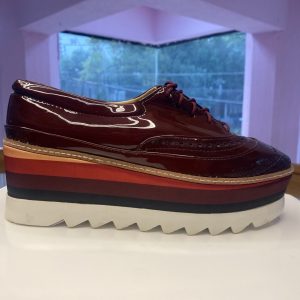 Tenis de plataforma en charol tinto