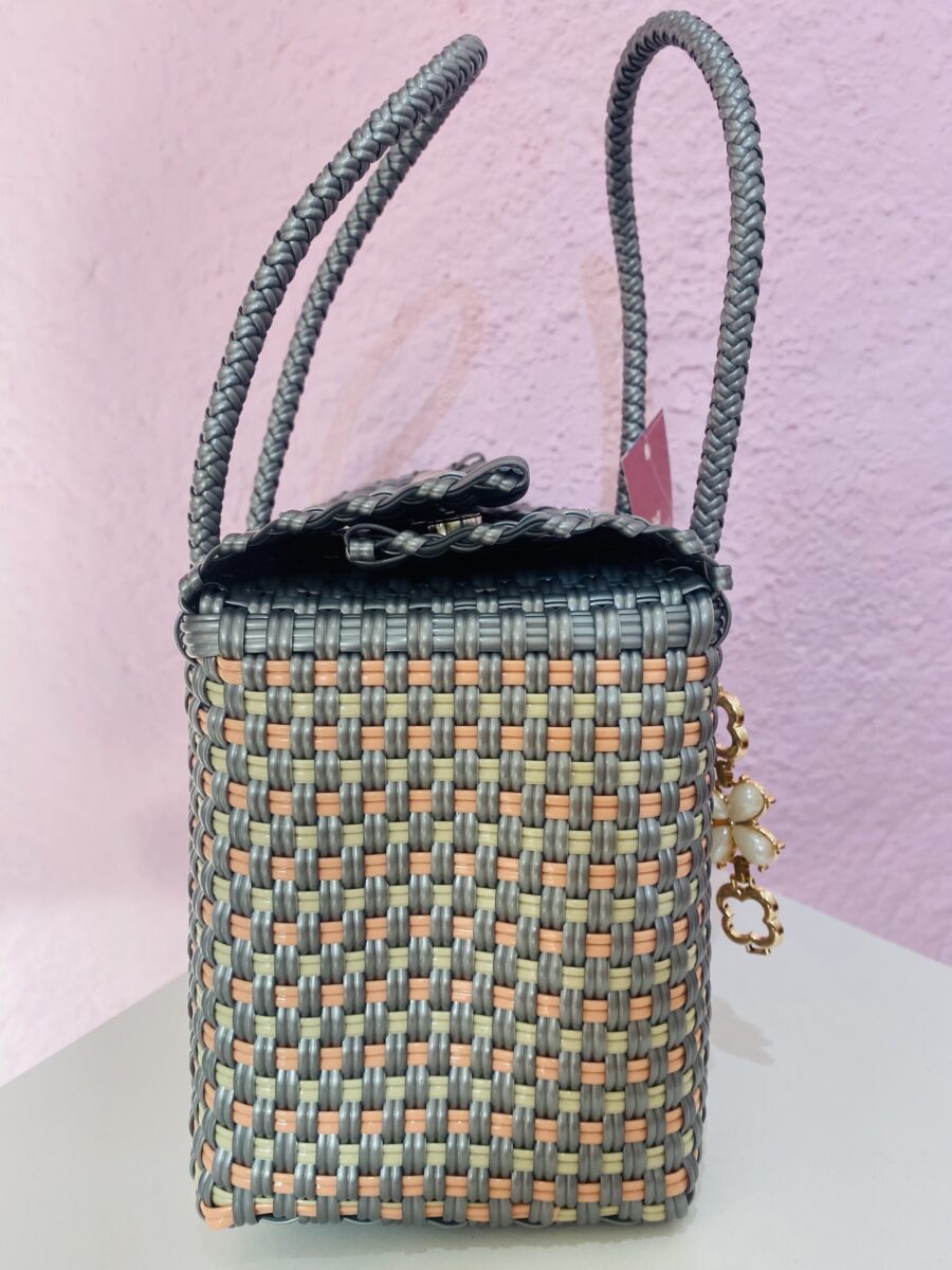 Bolsa mini artesanal en gris - Imagen 2