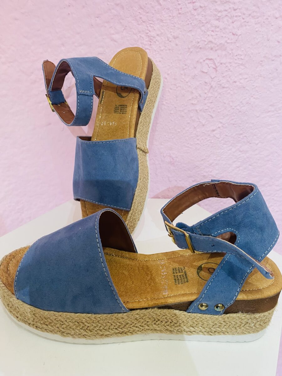 Sandalia en azul con textura durazno
