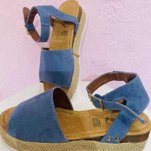 Sandalia en azul con textura durazno