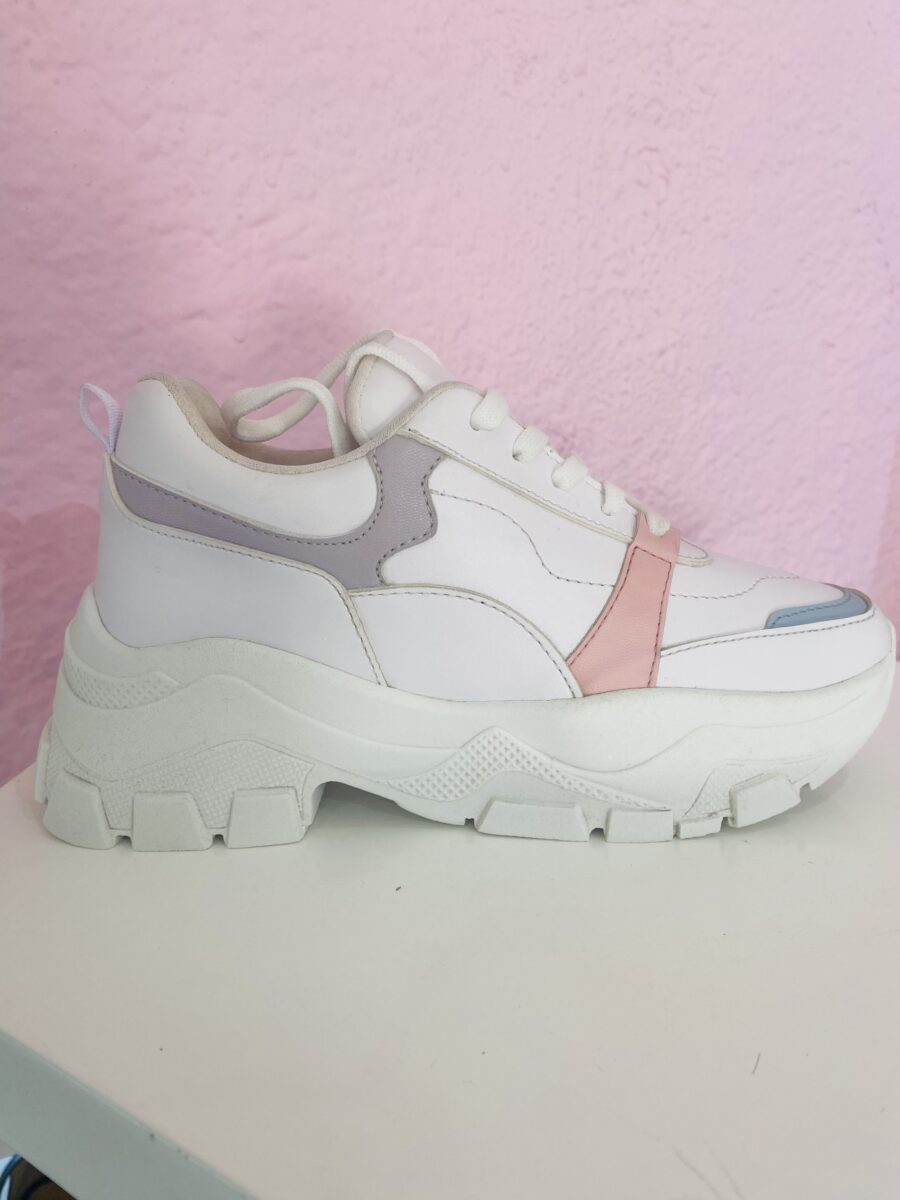 Tenis blancos con vivos en rosa, morado y azul pastel