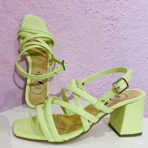 Sandalia de tiras color verde limón
