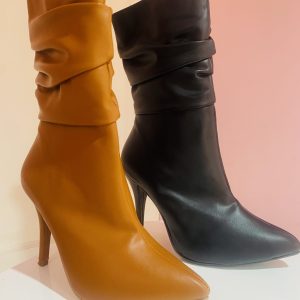 Bota alta plisada, tacón de aguja. Camel y negro.