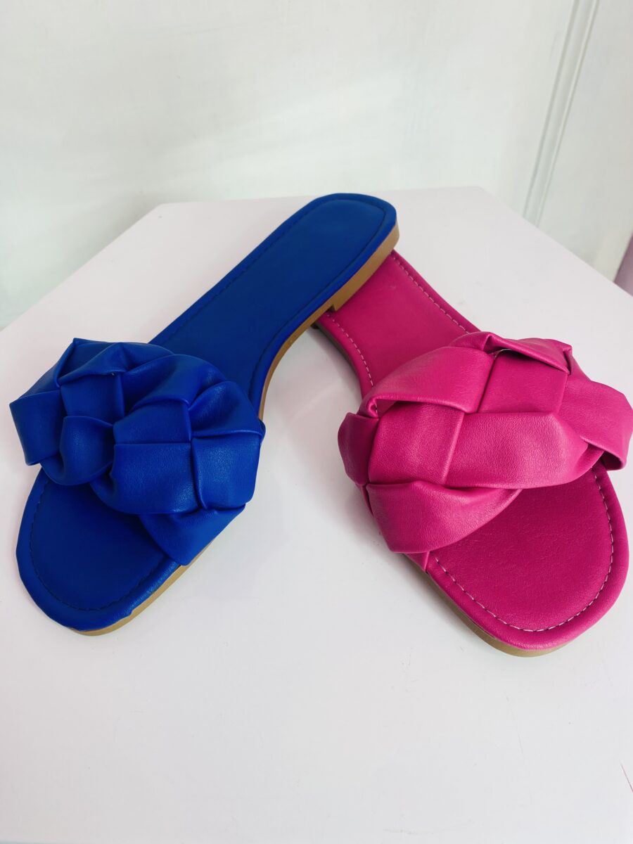 Sandalia con diseño de trenza en azul y fiusha