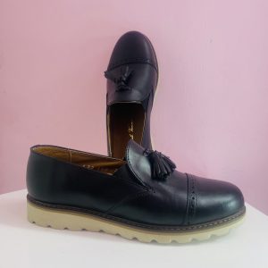 Mocasín con borlas en negro