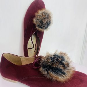 Flats de terciopelo con agujeta y pompón en color vino