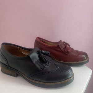 Mocasín borlas y barbilla en negro y guinda