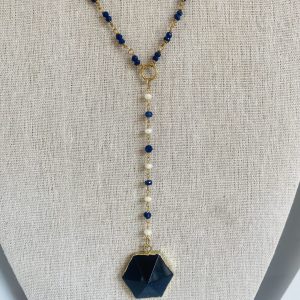 Collar con hexágono de lapislázuli, perlas, cristales y cadena laminada 14k