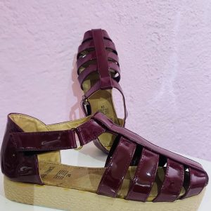 Huarache alpargata de charol en color vino