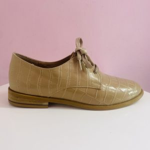 Mocasín con agujeta textura cocodrilo en color maquillaje