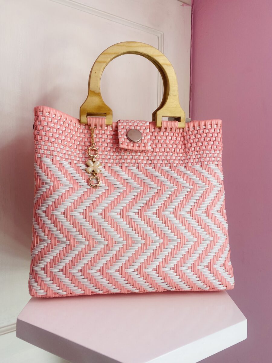 Bolsa artesanal grande con asa de madera (rosa con blanco)