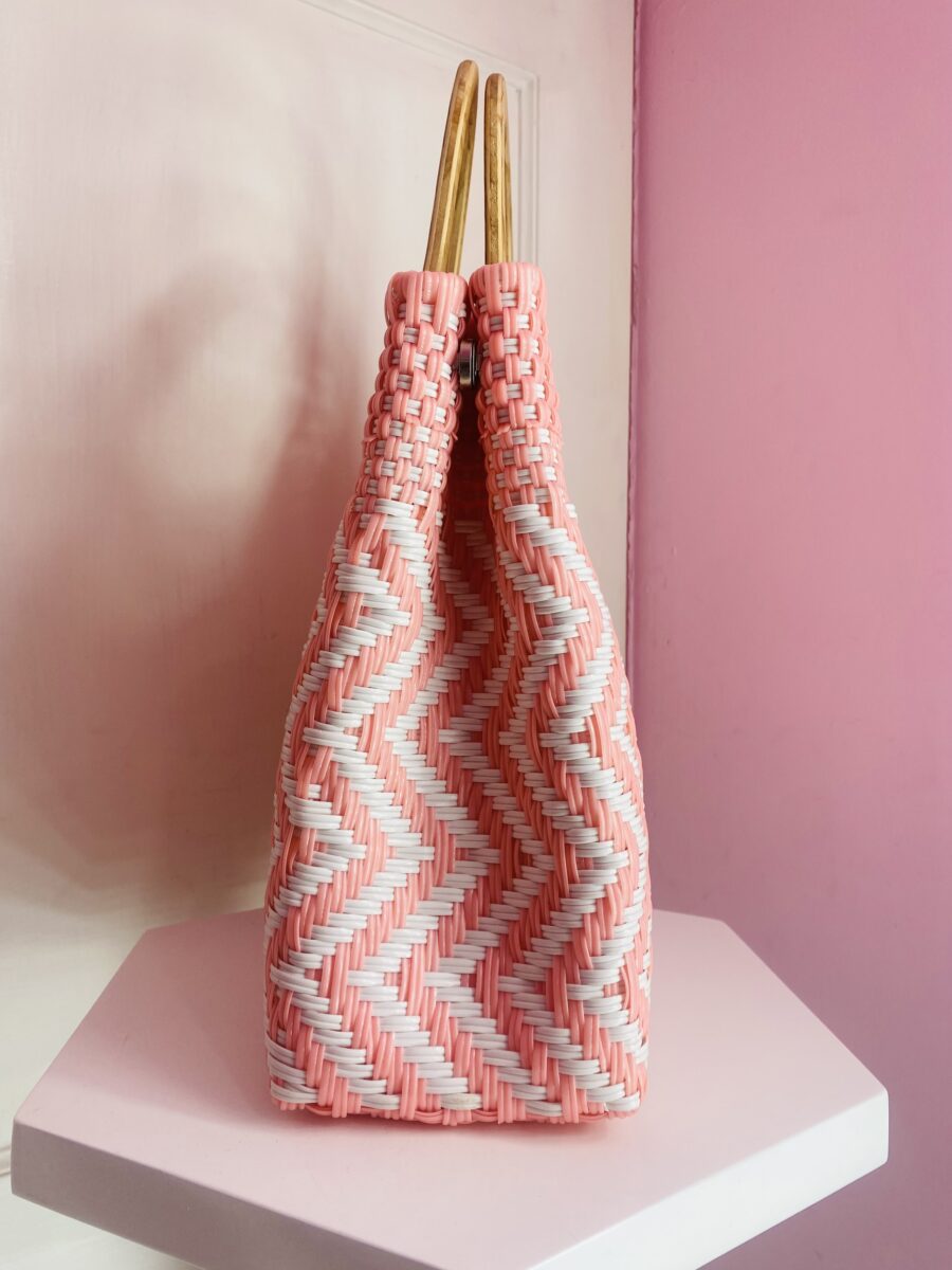 Bolsa artesanal grande con asa de madera (rosa con blanco) - Imagen 2