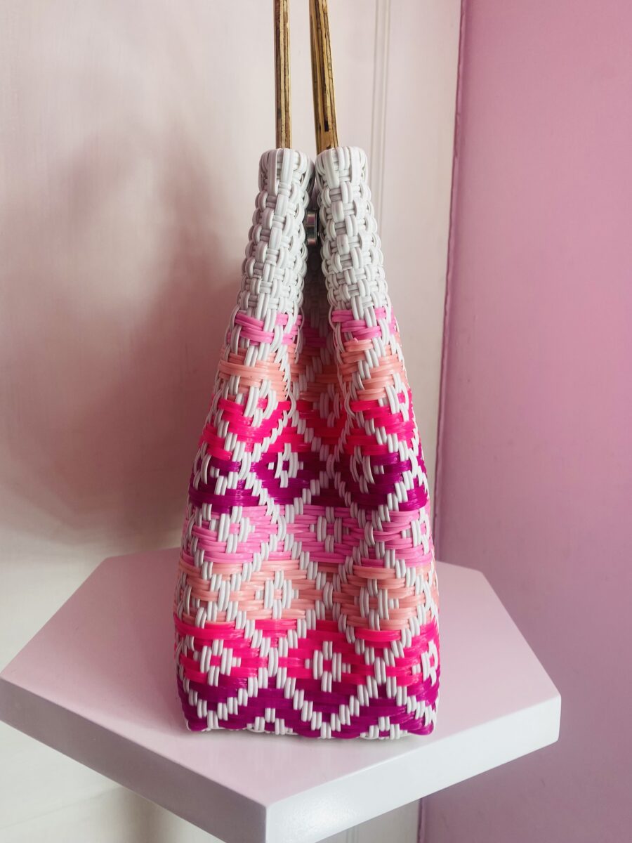 Bolsa artesanal grande con asa de madera (Blanco con rosa) - Imagen 2