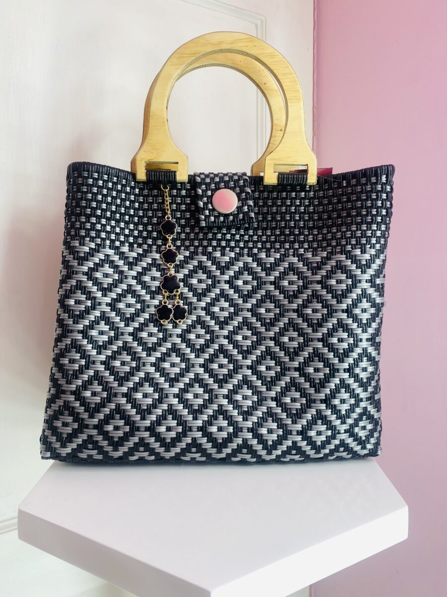 Bolsa artesanal grande con asa de madera (negro con plata)