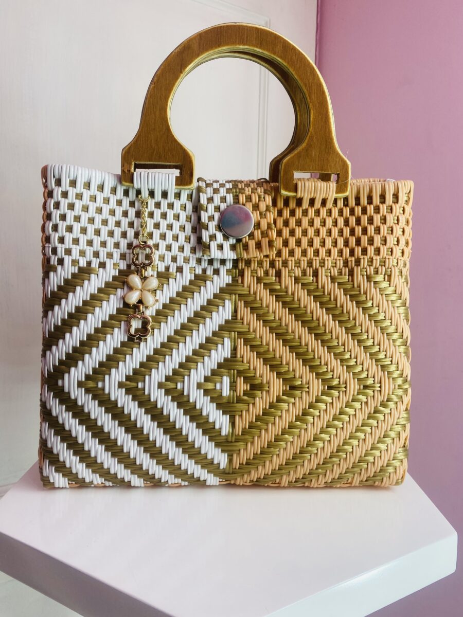 Bolsa artesanal Mediana con asa de madera (blanco con oro y melón)