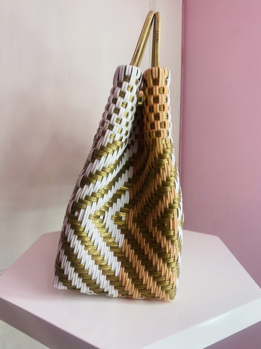 Bolsa artesanal Mediana con asa de madera (blanco con oro y melón) - Imagen 2