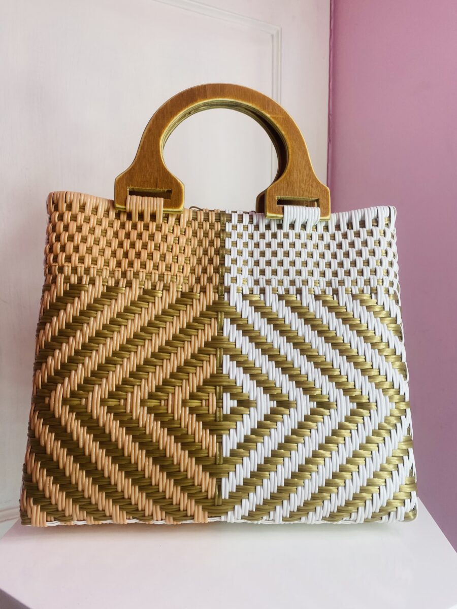 Bolsa artesanal Mediana con asa de madera (blanco con oro y melón) - Imagen 3