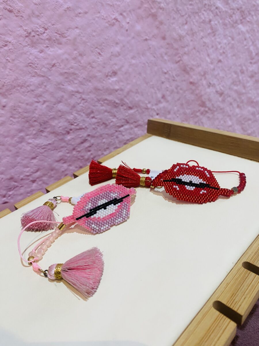 Pulsera de chaquira en forma de beso