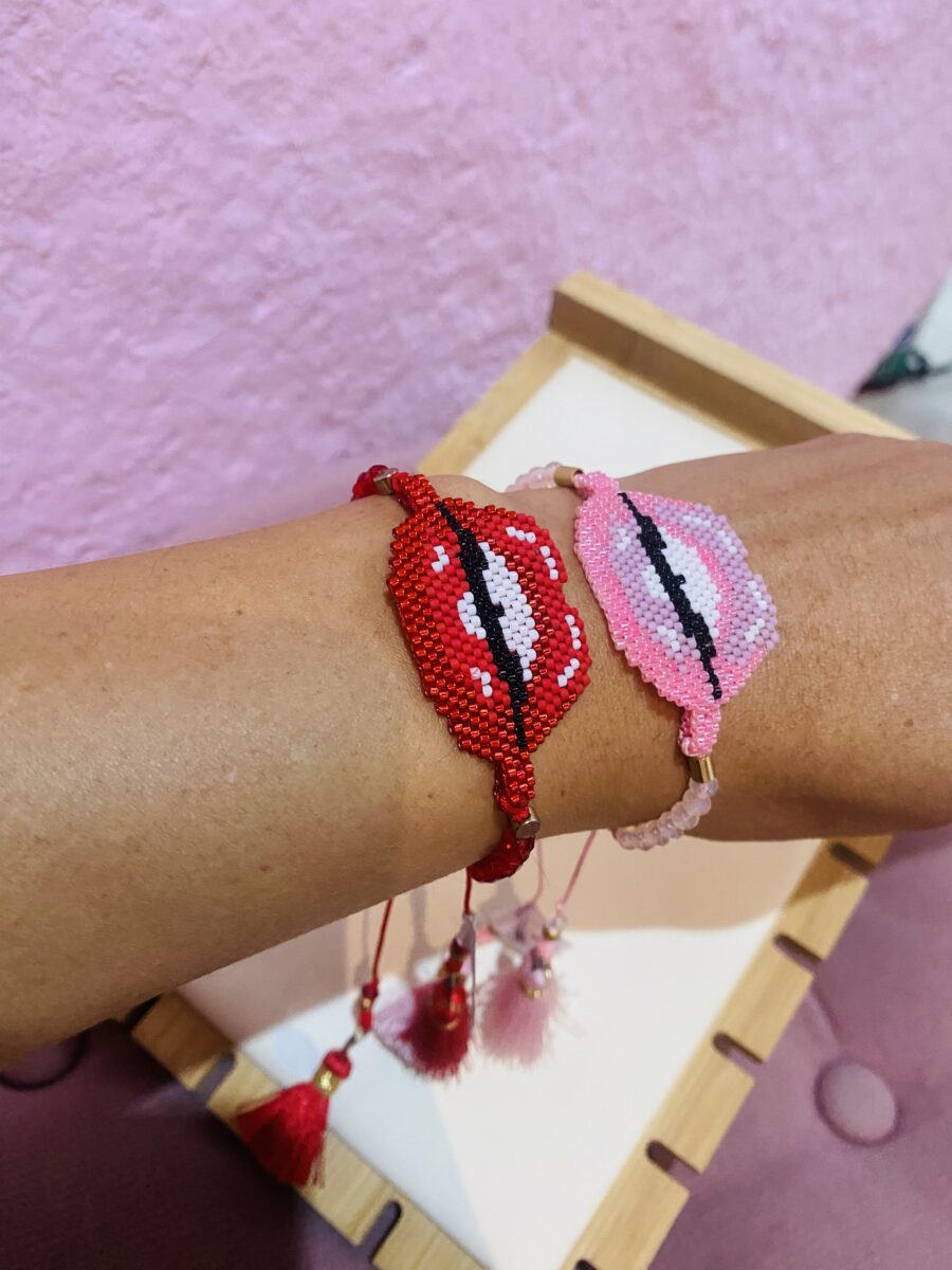 Pulsera de chaquira en forma de beso - Imagen 2