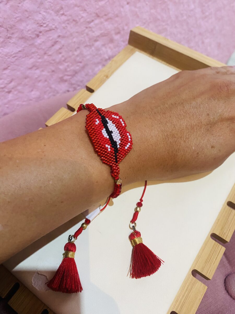 Pulsera de chaquira en forma de beso - Imagen 4