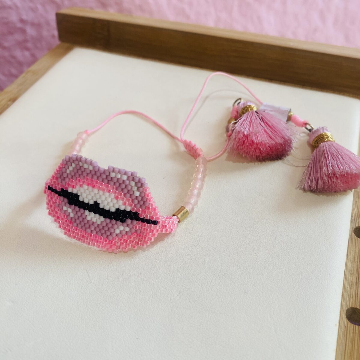 Pulsera de chaquira en forma de beso - Imagen 5