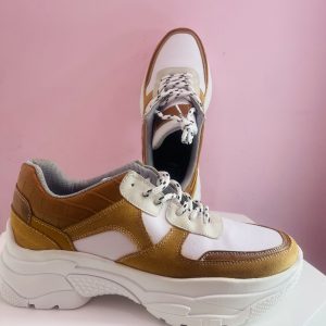 Tenis blanco con café