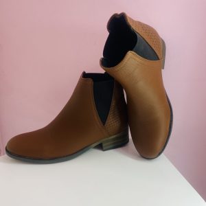 Botín de piel marcas en red