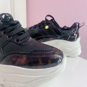 Tenis con detalles de leopardo