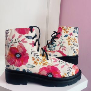 Bota floreada repelente al agua