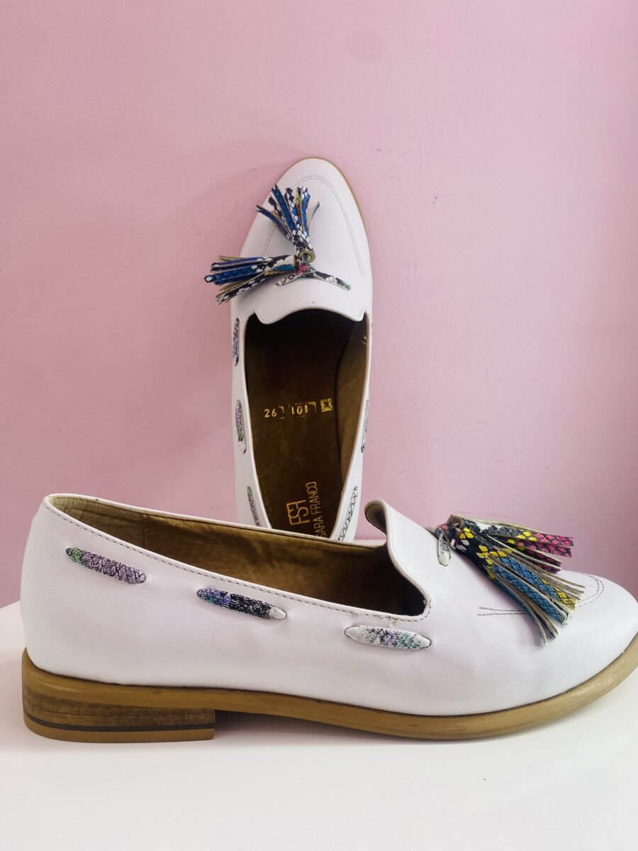 Mocasín blanco con borlas de colores