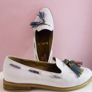 Mocasín blanco con borlas de colores