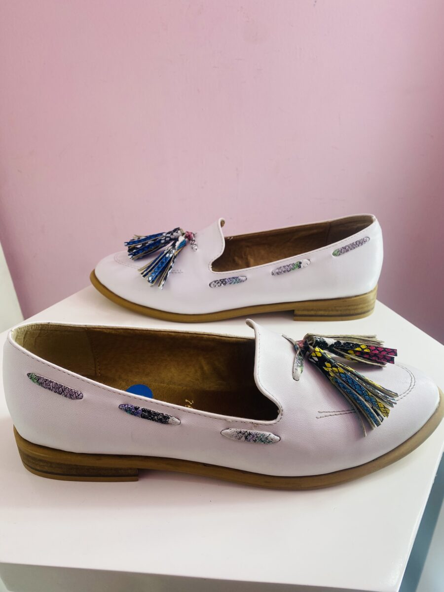 Mocasín blanco con borlas de colores - Imagen 2