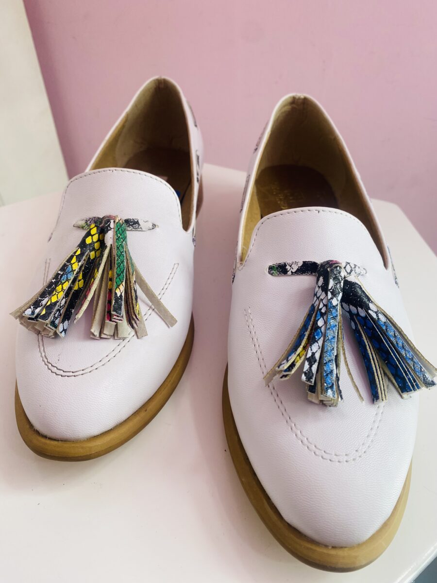 Mocasín blanco con borlas de colores - Imagen 3