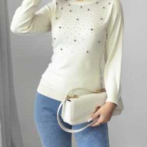 Suéter con perlas y pedrería brillantes