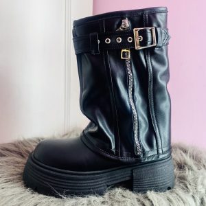 Botines lisos con detalle en suela