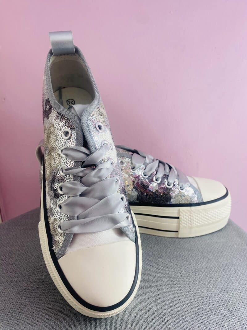Tenis con lentejuelas en color plateado