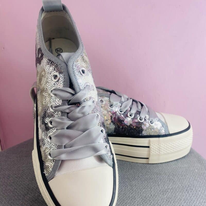 Tenis con lentejuelas en color plateado