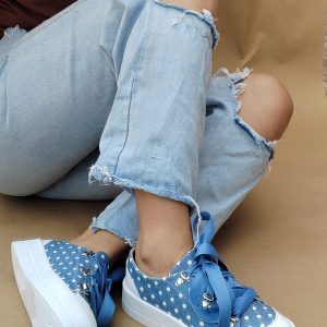 Tenis de plataforma, de diseño de mezclilla y lunares blancos, con agujeta de listón