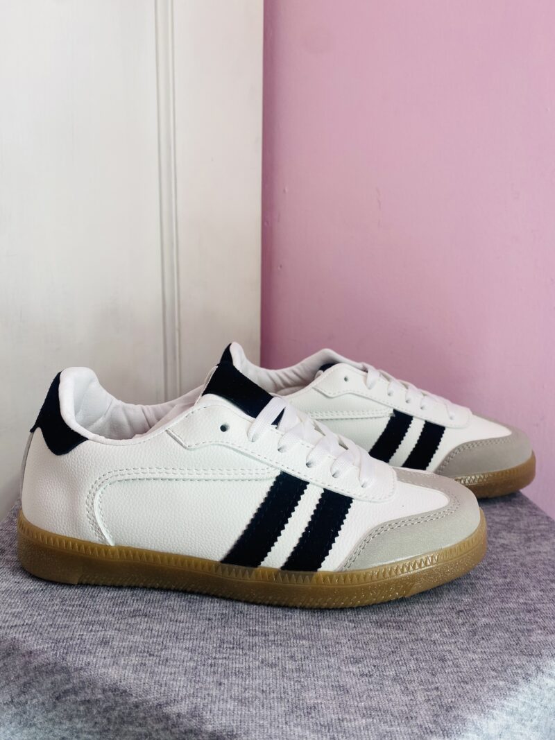 Tenis estilo samba, color blanco y gris