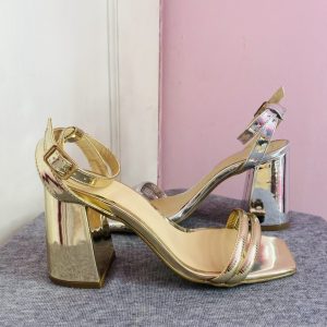 Sandalia con tacón en color oro y plata
