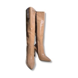 Bota alta de charol color maquillaje