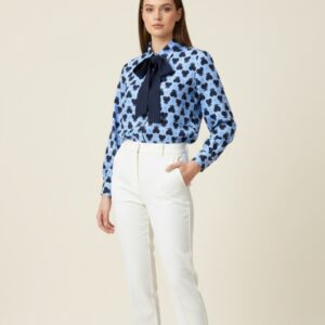 Blusa con diseño de corazones y moño